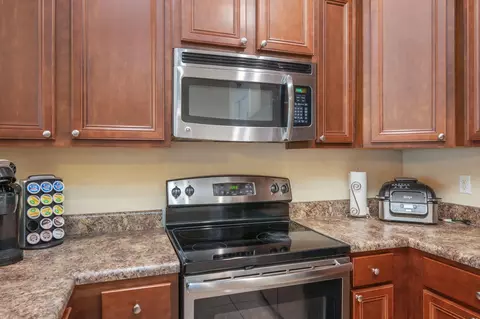 Kitchen - 124 E Iron Horse Dr, Crestview, FL 32539 photo 3 of 4