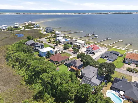 159 Shoreline Dr, Mary Esther, FL 32569