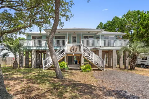 3034 Bay St, Gulf Breeze, FL 32563
