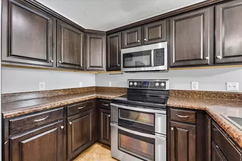 Kitchen - 200 Wainwright Dr, Crestview, FL 32539 photo 4 of 5
