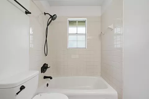 Bath - 320 Forrest Pkwy, Crestview, FL 32539 photo 6 of 6