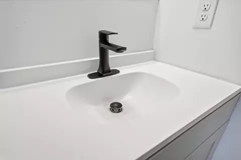 Bath - 320 Forrest Pkwy, Crestview, FL 32539 photo 5 of 6