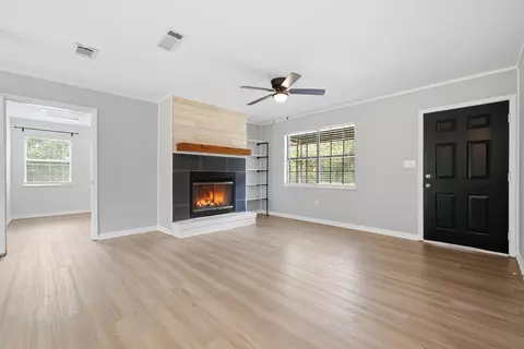 Living - 320 Forrest Pkwy, Crestview, FL 32539 photo 2 of 8