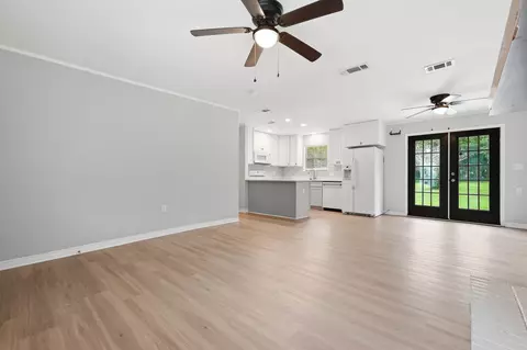 Living - 320 Forrest Pkwy, Crestview, FL 32539 photo 6 of 8