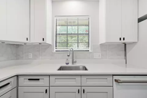 Kitchen - 320 Forrest Pkwy, Crestview, FL 32539 photo 4 of 7