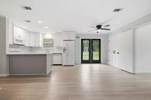 Living - 320 Forrest Pkwy, Crestview, FL 32539 photo 7 of 8