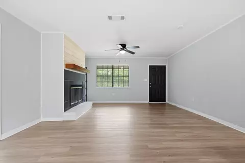 Living - 320 Forrest Pkwy, Crestview, FL 32539 photo 3 of 8