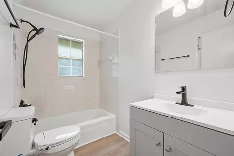 Bath - 320 Forrest Pkwy, Crestview, FL 32539 photo 3 of 6