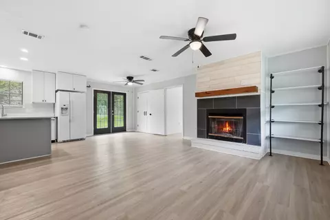 Living - 320 Forrest Pkwy, Crestview, FL 32539 photo 1 of 8
