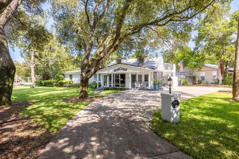 2 NE Bay Dr, Fort Walton Beach, FL 32548