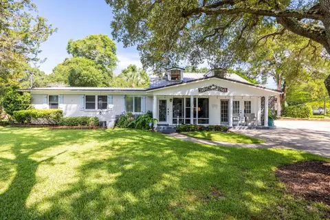 2 NE Bay Dr, Fort Walton Beach, FL 32548