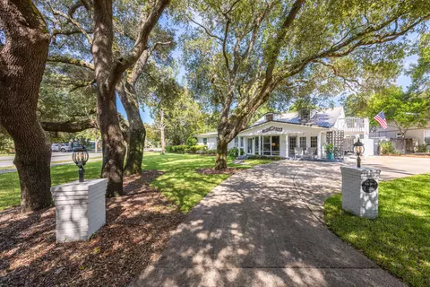 2 NE Bay Dr, Fort Walton Beach, FL 32548