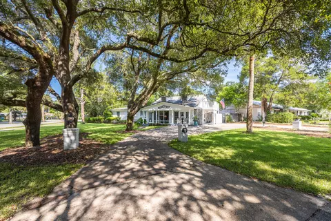 2 NE Bay Dr, Fort Walton Beach, FL 32548
