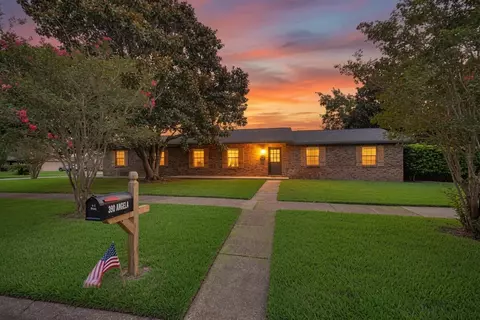 390 Angela Ln, Mary Esther, FL 32569