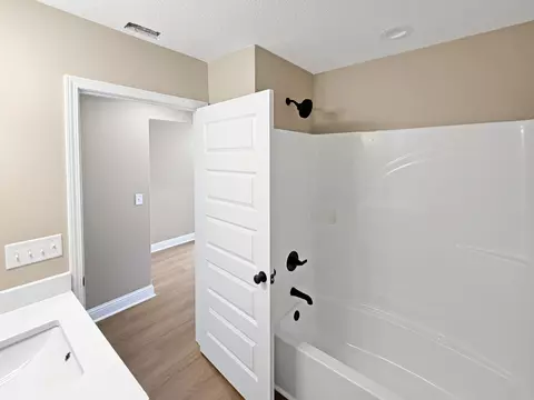 Bath - 5436 Bayleaf Dr, Crestview, FL 32539 photo 2 of 4
