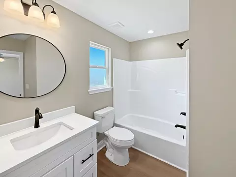 Bath - 5436 Bayleaf Dr, Crestview, FL 32539 photo 3 of 4