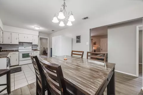 Dining - 469 Stillwell Blvd, Crestview, FL 32539 photo 2 of 2
