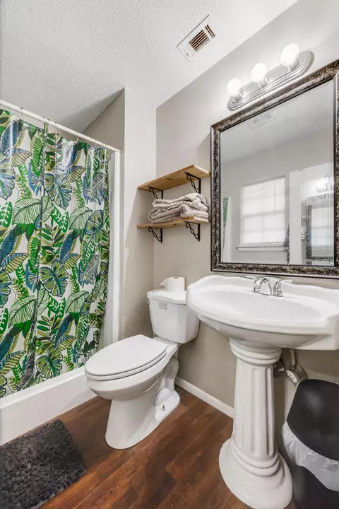 Bath - 469 Stillwell Blvd, Crestview, FL 32539 photo 1 of 2