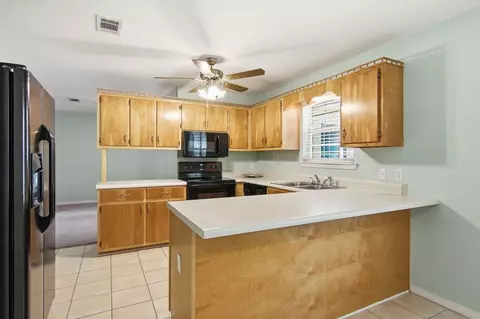 Kitchen - 5802 Stafford Blvd, Crestview, FL 32539 photo 3 of 5