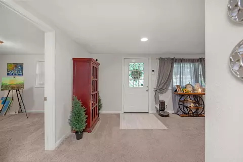 Entry Way - 932 Kelvin Ct, Crestview, FL 32536 photo 1 of 2