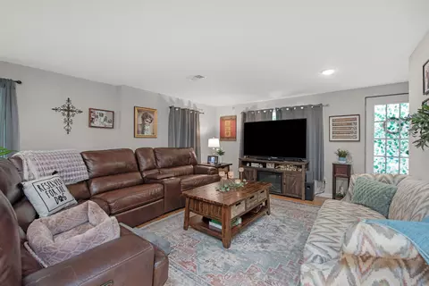 Living - 932 Kelvin Ct, Crestview, FL 32536 photo 4 of 4