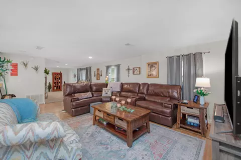 Living - 932 Kelvin Ct, Crestview, FL 32536 photo 1 of 4
