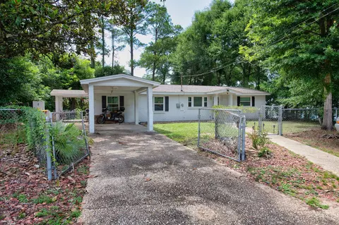 Exterior - 932 Kelvin Ct, Crestview, FL 32536 photo 5 of 7