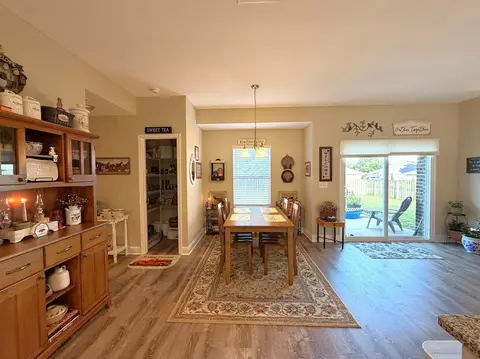 Dining - 5431 Lee Farm Blvd, Crestview, FL 32536 photo 2 of 3