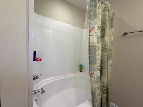 Bath - 5431 Lee Farm Blvd, Crestview, FL 32536 photo 2 of 4