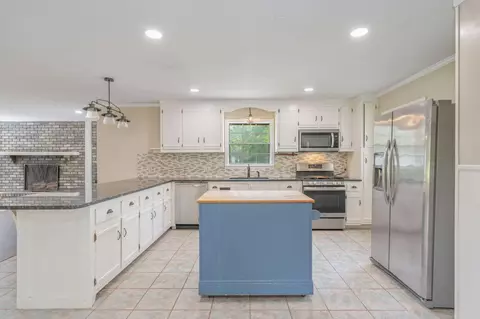 Kitchen - 140 Gillis Dr, Crestview, FL 32536 photo 3 of 6