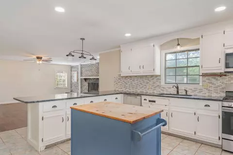 Kitchen - 140 Gillis Dr, Crestview, FL 32536 photo 4 of 6