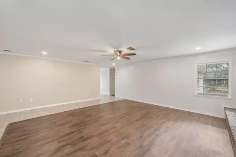 Living - 140 Gillis Dr, Crestview, FL 32536 photo 4 of 9