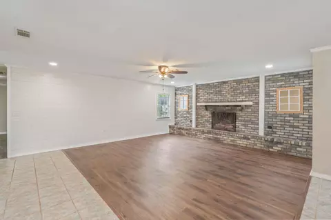 Living - 140 Gillis Dr, Crestview, FL 32536 photo 2 of 9