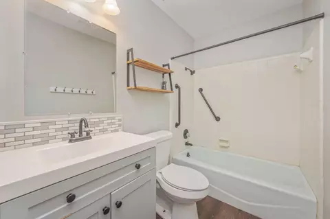 Bath - 140 Gillis Dr, Crestview, FL 32536 photo 4 of 9