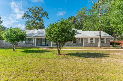Exterior - 140 Gillis Dr, Crestview, FL 32536 photo 2 of 10