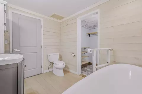 Bath - 334 E Chestnut Ave, Crestview, FL 32539 photo 2 of 4