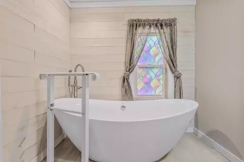 Bath - 334 E Chestnut Ave, Crestview, FL 32539 photo 3 of 4