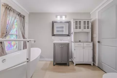 Bath - 334 E Chestnut Ave, Crestview, FL 32539 photo 1 of 4