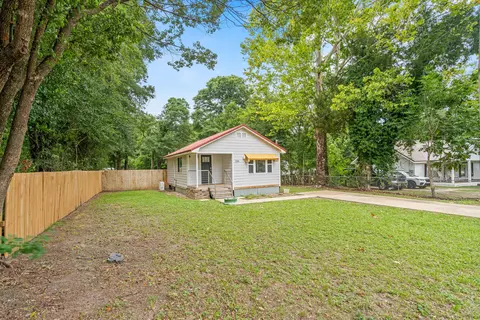 Exterior - 334 E Chestnut Ave, Crestview, FL 32539 photo 2 of 8