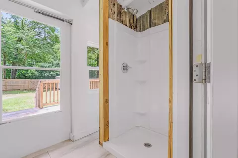 Bath - 334 E Chestnut Ave, Crestview, FL 32539 photo 4 of 4