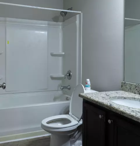 Bath - 408 Chickadee St, Crestview, FL 32539 photo 1 of 6