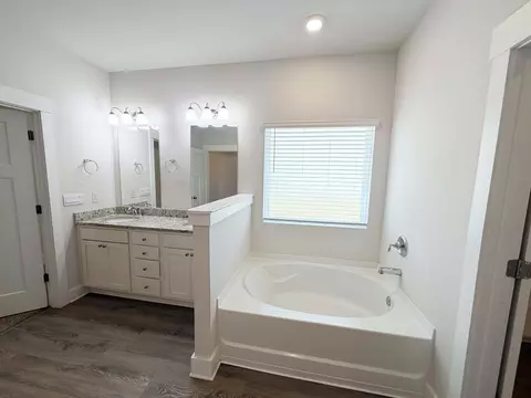 Bath - 2456 Dakota Way, Crestview, FL 32536 photo 2 of 3