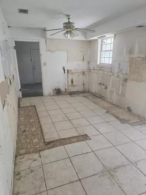 Kitchen - 2942 NE 2nd Ave, Crestview, FL 32539 photo 1 of 1