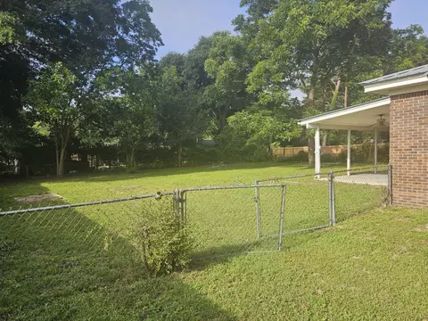Exterior - 2942 NE 2nd Ave, Crestview, FL 32539 photo 4 of 8
