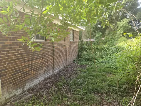 Exterior - 2942 NE 2nd Ave, Crestview, FL 32539 photo 2 of 8