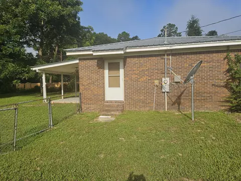 Exterior - 2942 NE 2nd Ave, Crestview, FL 32539 photo 3 of 8