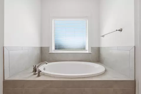 Bath - 6297 Howie Way, Pace, FL 32571 photo 4 of 10