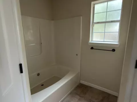 Bath - 1246 Ego Dr, Crestview, FL 32536 photo 2 of 3