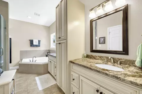 Bath - 79 Shoreline Dr, Freeport, FL 32439 photo 2 of 5
