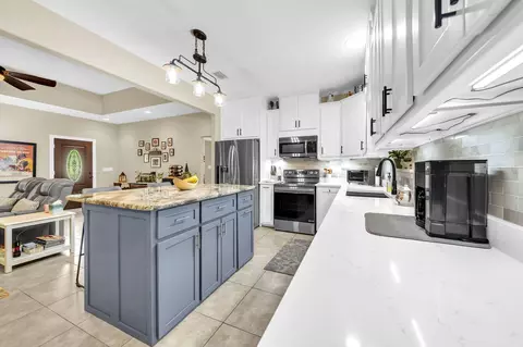 Kitchen - 79 Shoreline Dr, Freeport, FL 32439 photo 4 of 5